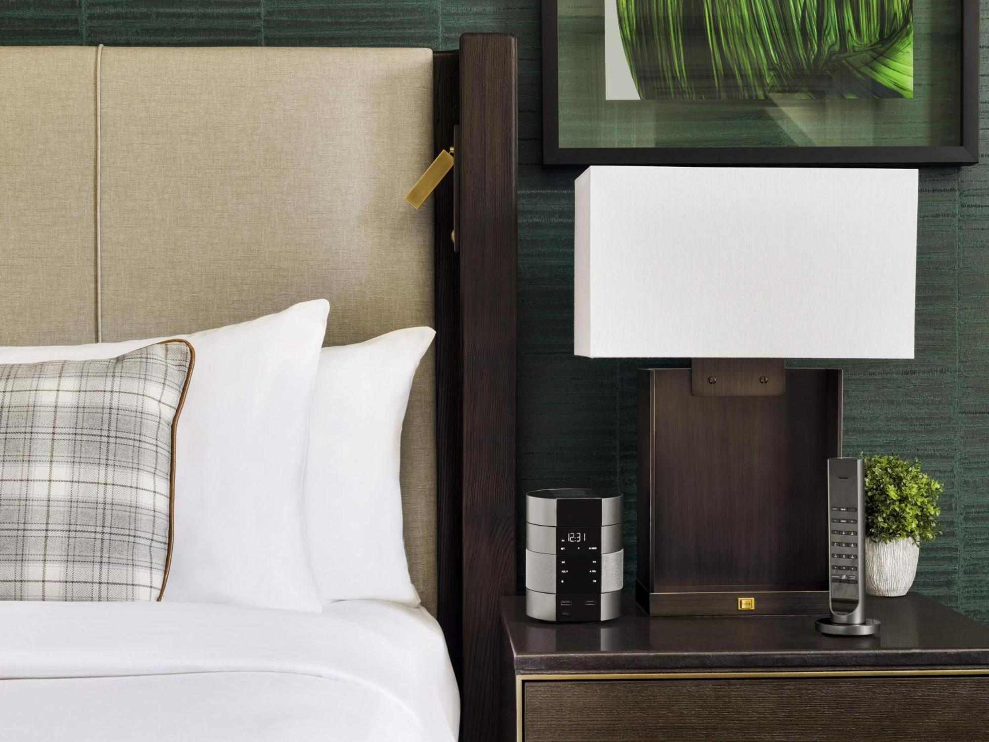 Deluxe 1 King Room